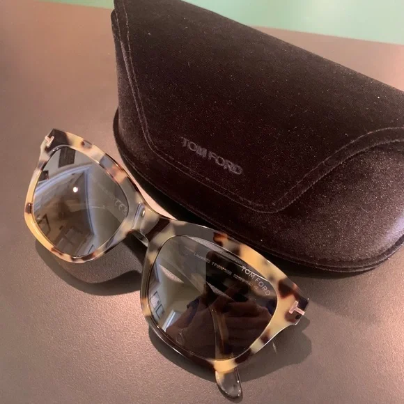 TOM FORD TF614. LAUREN-02 
55B. Tokyo Tortoise 52mm Ladies 
Cateye Sunglasses TOM FORD TF614. LAUREN-02 55B. Tokyo Tortoise 52mm Ladies  main image 3